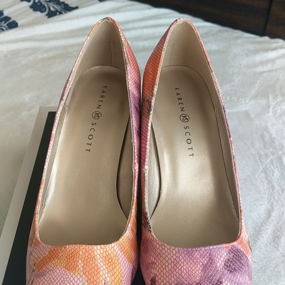 Karen Scott Womens Clancy Pointed Toe Classic Pump - Picture 9 of 15